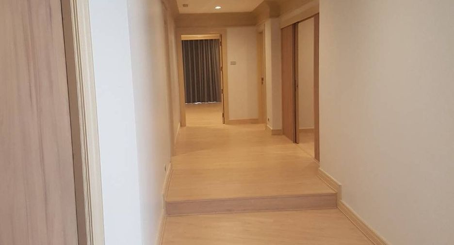 For rent 4 bedrooms condo in Khlong Toei, Bangkok