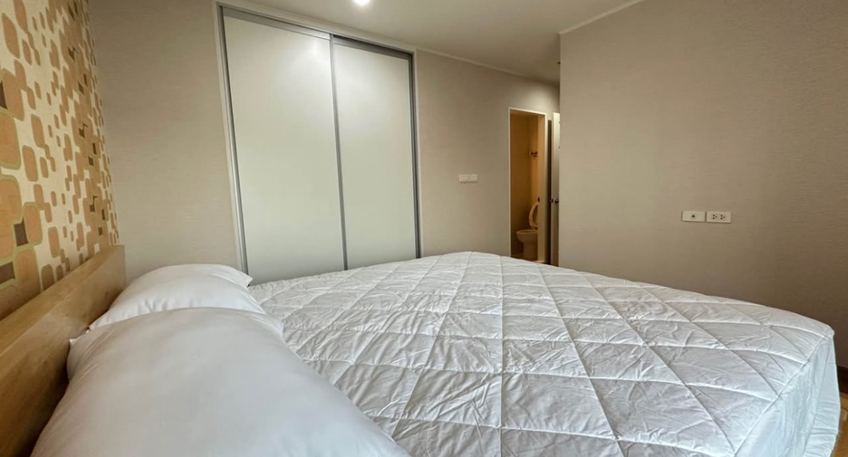 For rent 2 bedrooms condo in Huai Khwang, Bangkok