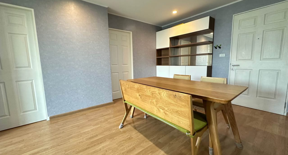 For rent 2 bedrooms condo in Huai Khwang, Bangkok