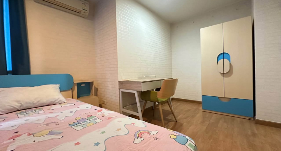 For rent 2 bedrooms condo in Huai Khwang, Bangkok