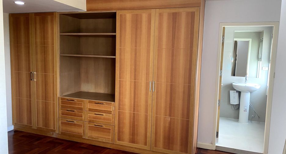 For rent 2 bedrooms apartment in Yan Nawa, Bangkok