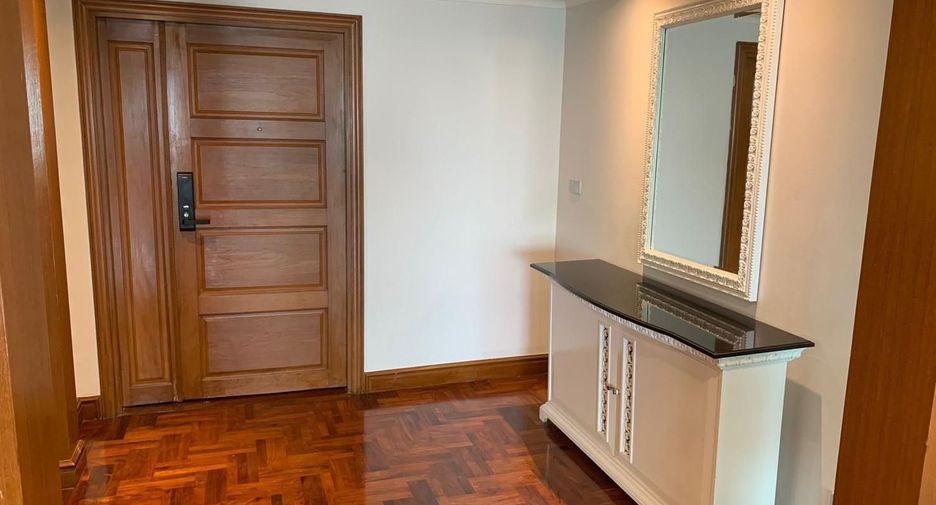 Condo en alquiler de 3 habitaciones en Watthana, Bangkok