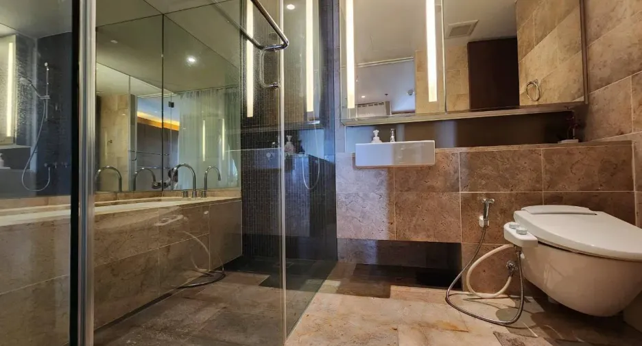 For rent 1 bed condo in Pathum Wan, Bangkok