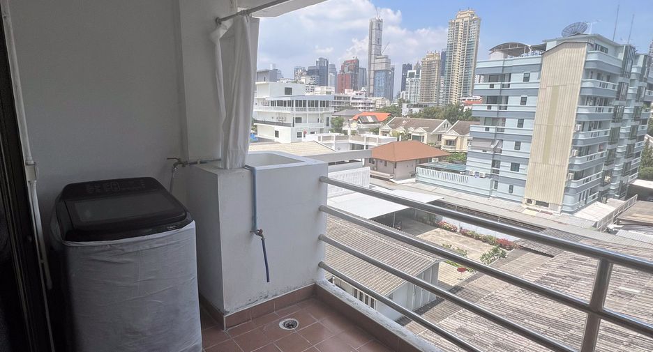 For rent 3 bedrooms apartment in Watthana, Bangkok