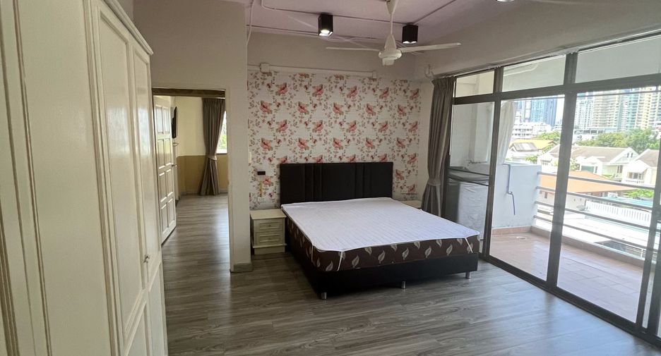 For rent 3 bedrooms apartment in Watthana, Bangkok