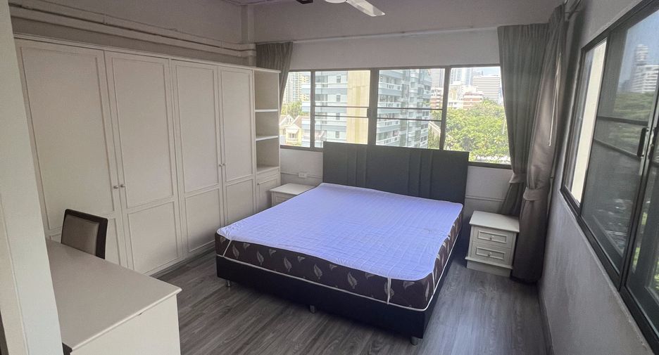 For rent 3 bedrooms apartment in Watthana, Bangkok