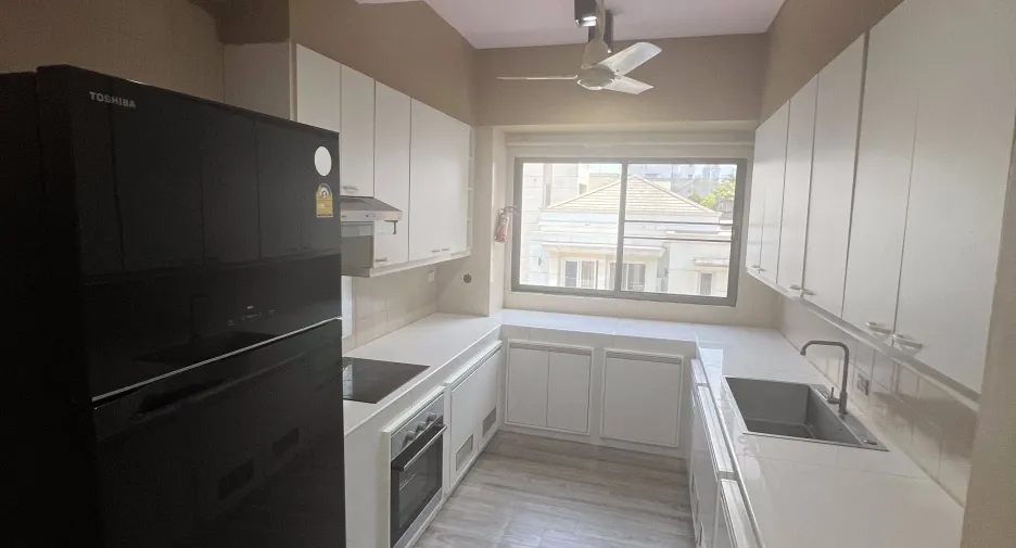 For rent 3 bedrooms apartment in Watthana, Bangkok