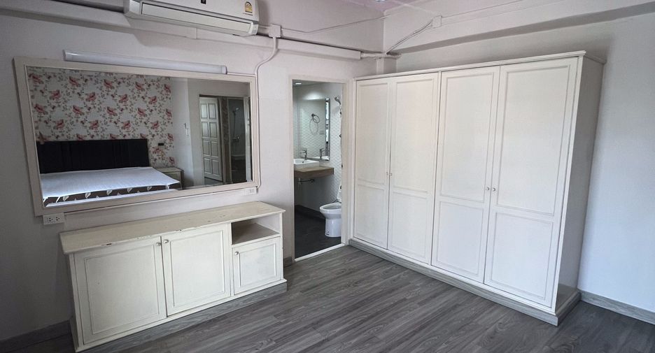 For rent 3 bedrooms apartment in Watthana, Bangkok