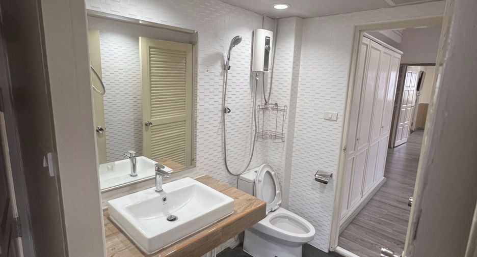 For rent 3 bedrooms apartment in Watthana, Bangkok