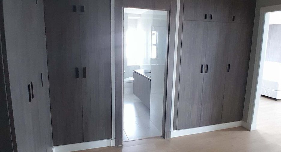 For rent 4 bedrooms condo in Khlong Toei, Bangkok