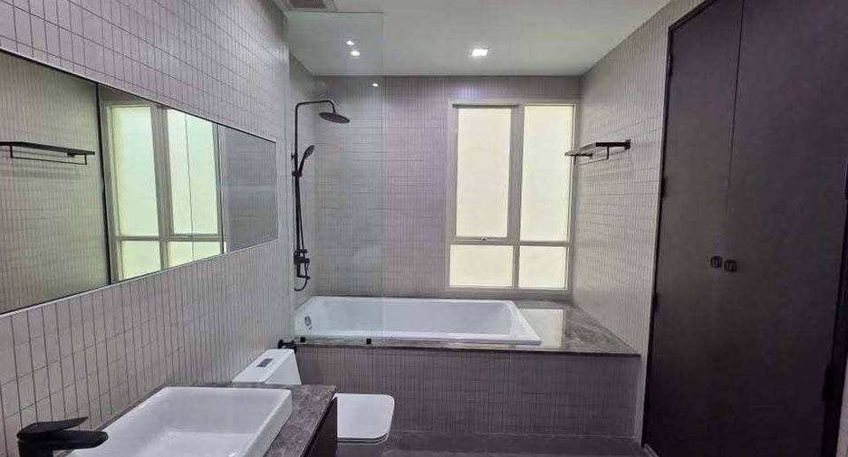 For rent 2 bedrooms condo in Pathum Wan, Bangkok