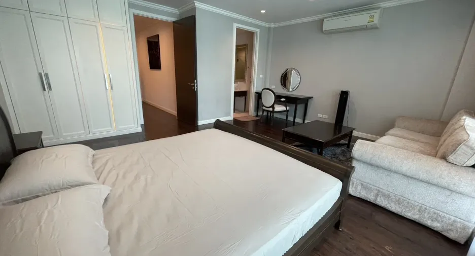 For rent 3 bedrooms condo in Huai Khwang, Bangkok