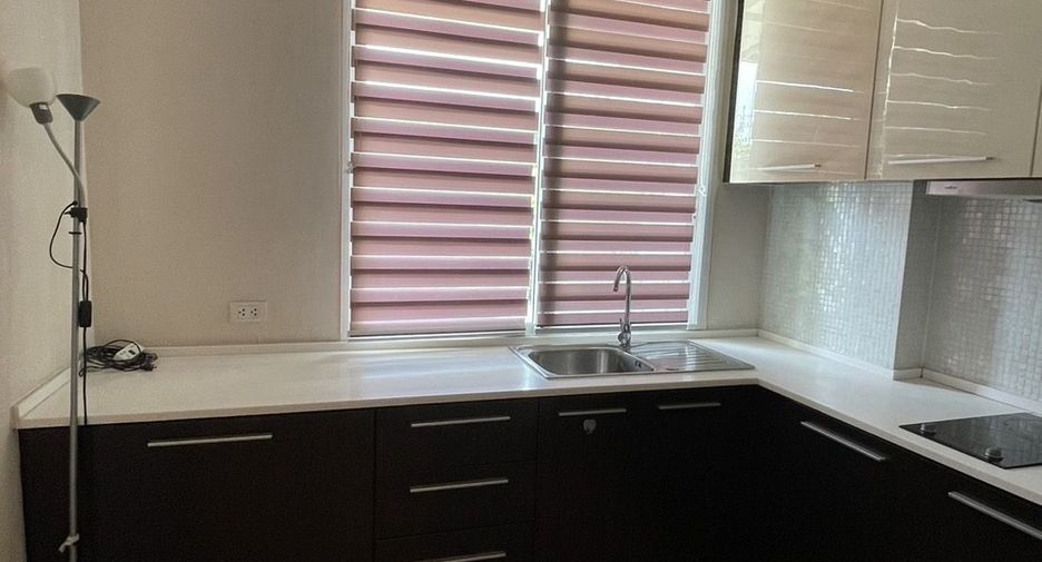 For rent 3 bedrooms condo in Huai Khwang, Bangkok