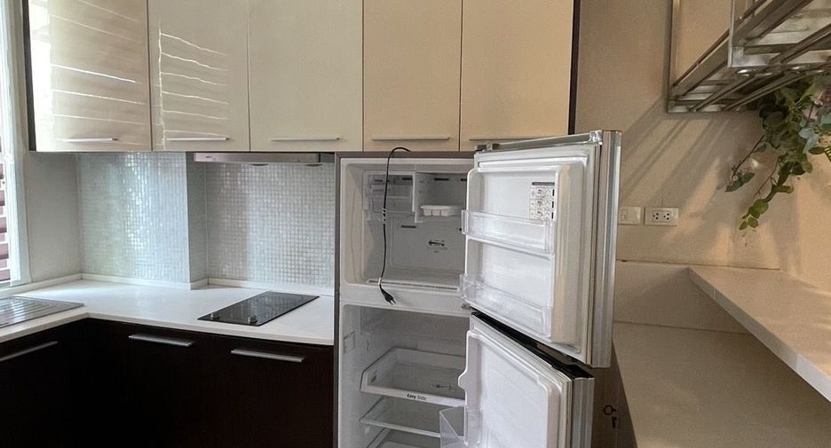For rent 3 bedrooms condo in Huai Khwang, Bangkok