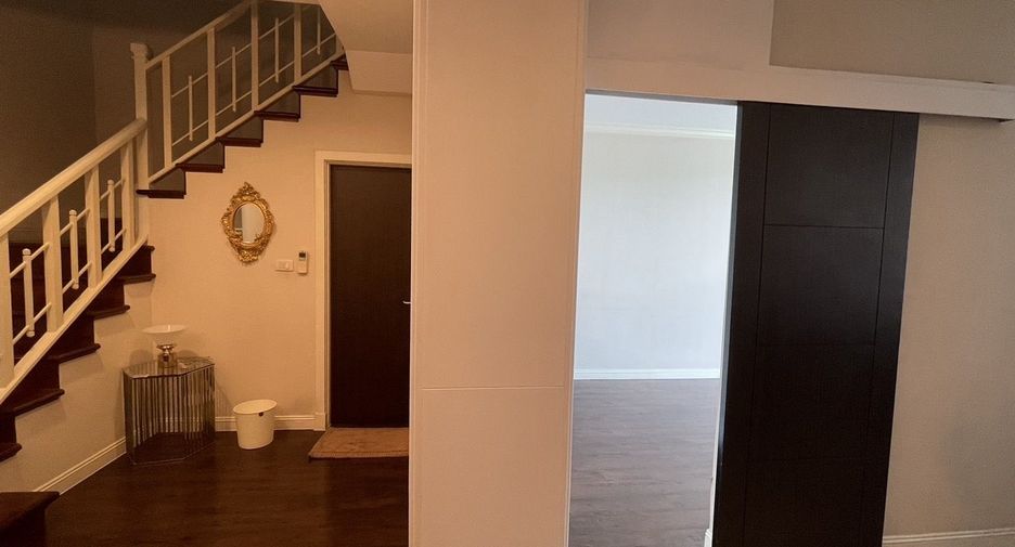 For rent 3 bedrooms condo in Huai Khwang, Bangkok