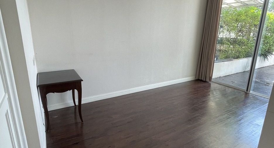 For rent 3 bedrooms condo in Huai Khwang, Bangkok