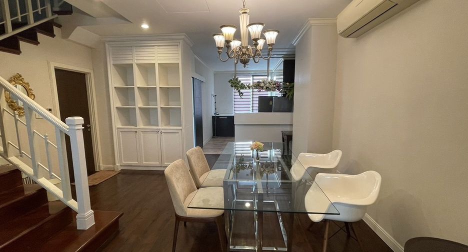 For rent 3 bedrooms condo in Huai Khwang, Bangkok