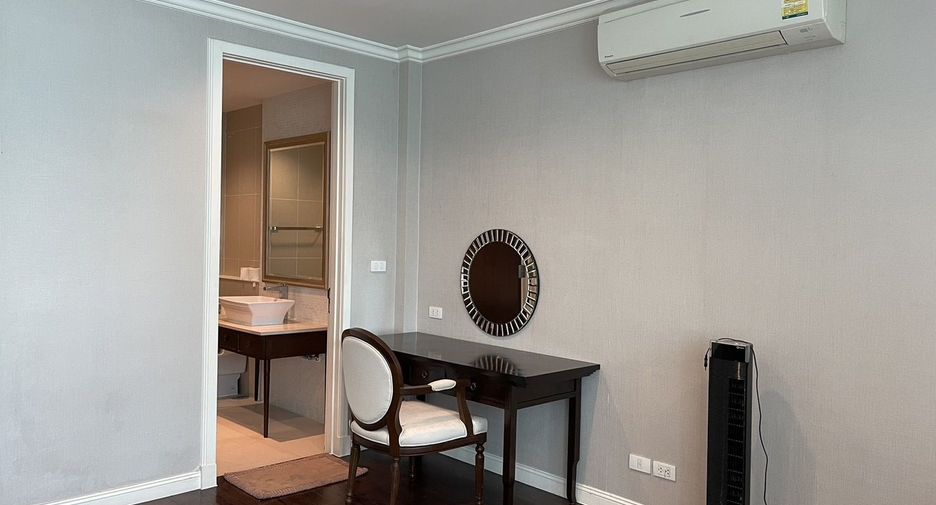 For rent 3 bedrooms condo in Huai Khwang, Bangkok