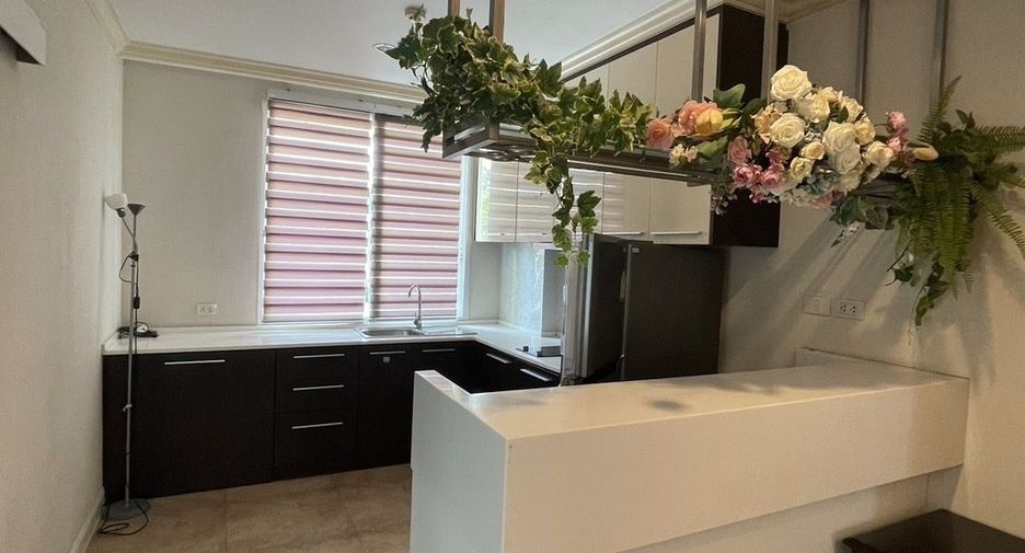 For rent 3 bedrooms condo in Huai Khwang, Bangkok