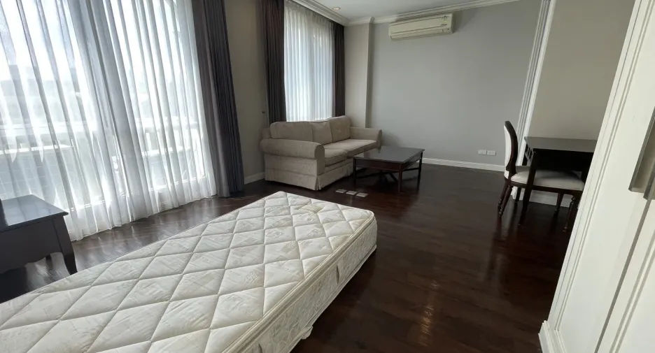 For rent 3 bedrooms condo in Huai Khwang, Bangkok