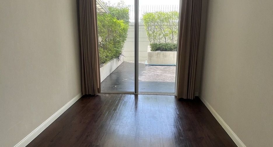 For rent 3 bedrooms condo in Huai Khwang, Bangkok