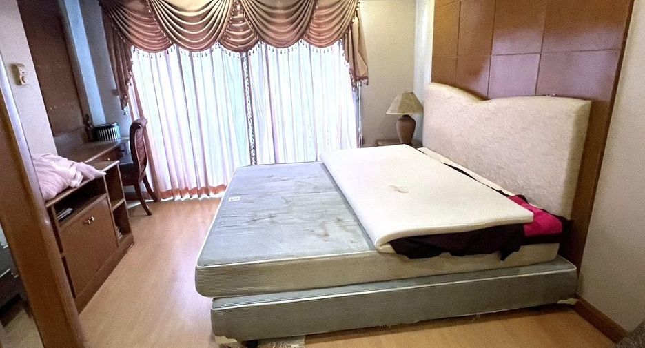 For rent 3 bedrooms condo in Watthana, Bangkok