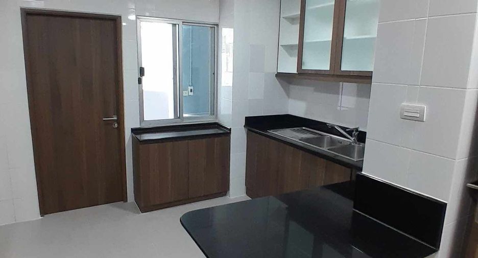 For rent 4 bedrooms condo in Khlong Toei, Bangkok