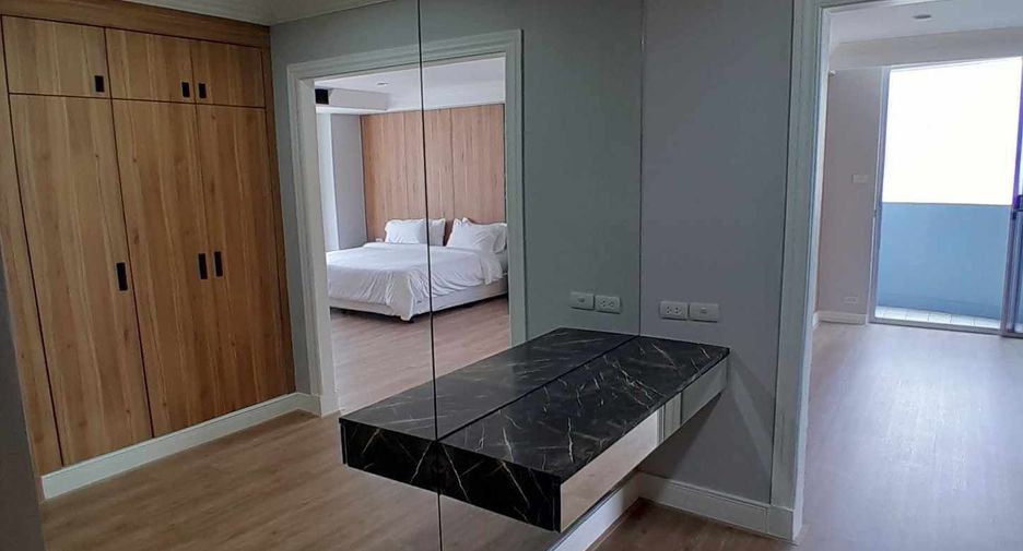 For rent 4 bedrooms condo in Khlong Toei, Bangkok