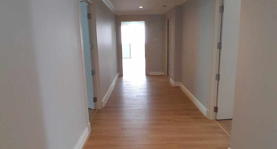 For rent 4 bedrooms condo in Khlong Toei, Bangkok