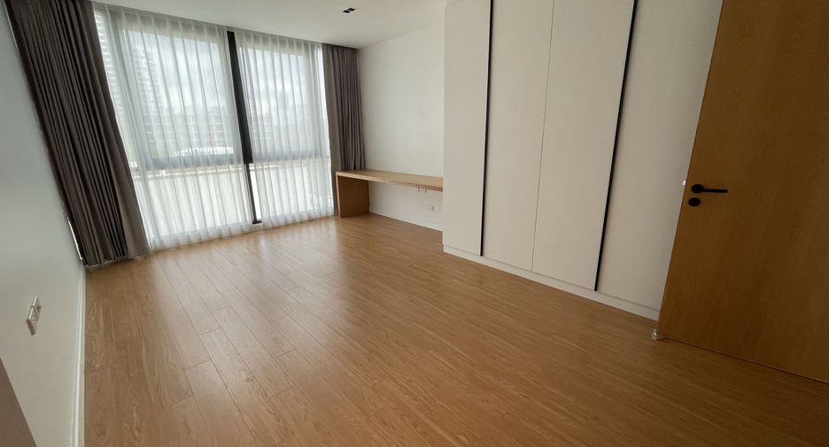 For rent 3 bedrooms condo in Watthana, Bangkok