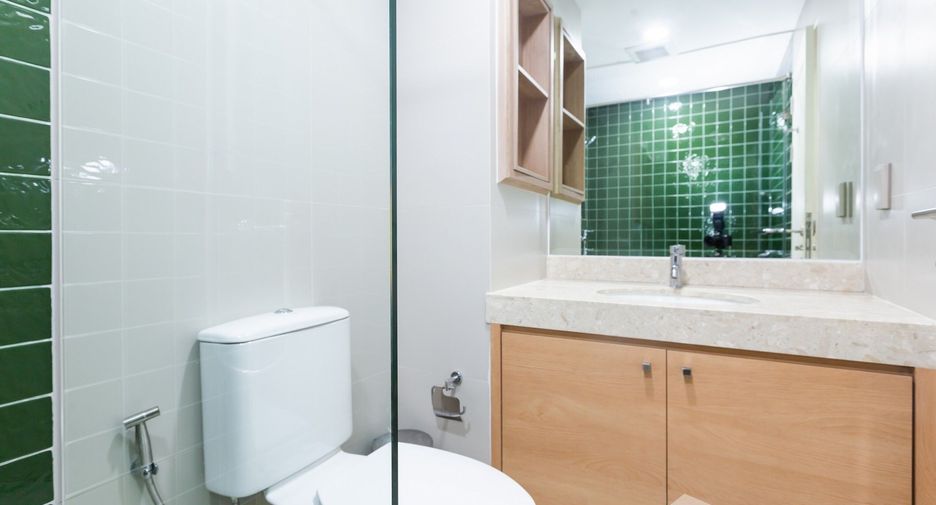 For rent 3 bedrooms condo in Khlong Toei, Bangkok
