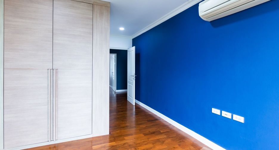 For rent 3 bedrooms condo in Khlong Toei, Bangkok