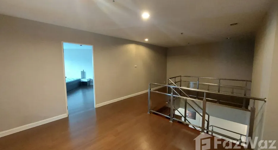 Condo en alquiler de 5 habitaciones en Huai Khwang, Bangkok