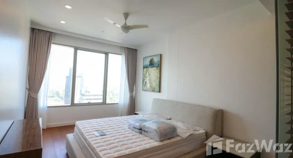 For rent 3 bedrooms condo in Pathum Wan, Bangkok