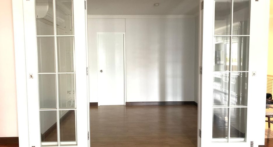 For rent 3 bedrooms condo in Khlong Toei, Bangkok