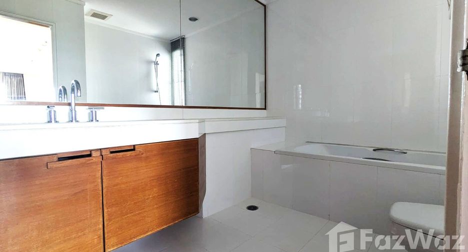 For rent 3 bedrooms condo in Sathon, Bangkok
