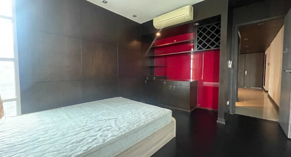 For rent 3 bedrooms condo in Khlong Toei, Bangkok