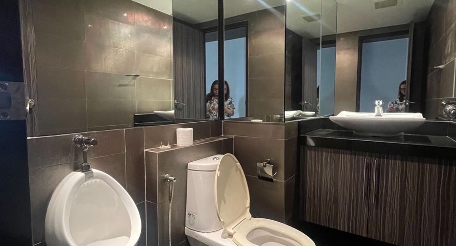 For rent 3 bedrooms condo in Khlong Toei, Bangkok