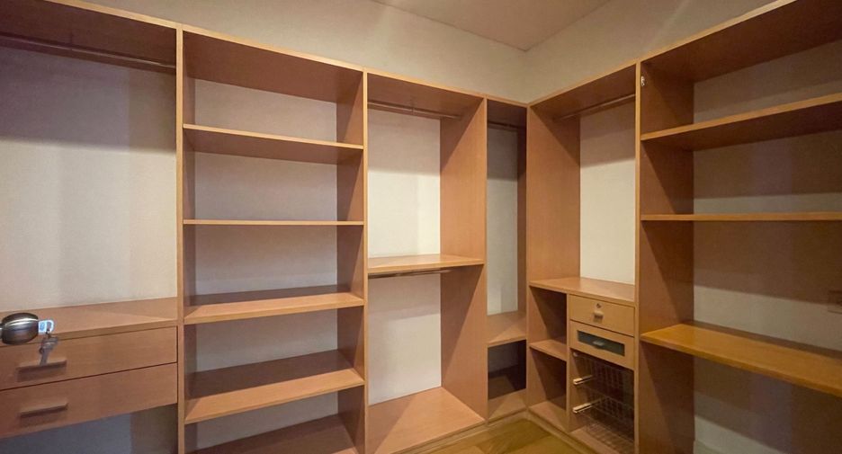 For rent 3 bedrooms condo in Khlong Toei, Bangkok