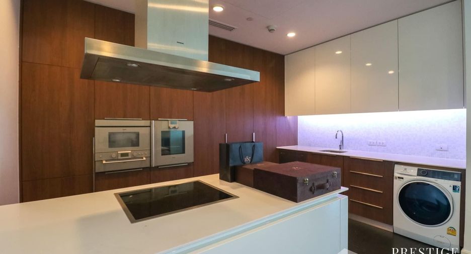 For rent 3 bedrooms condo in Pathum Wan, Bangkok