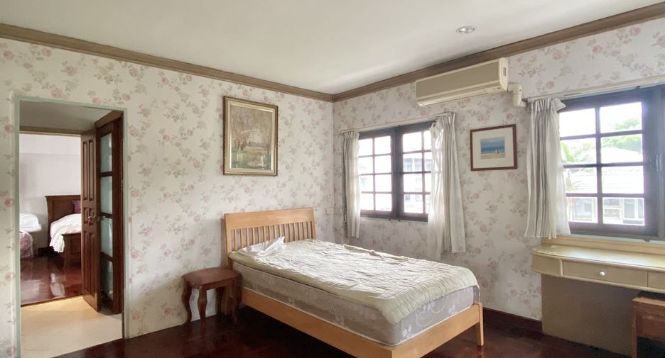 Haus zur Miete mit 4 Zimmer in Watthana, Bangkok