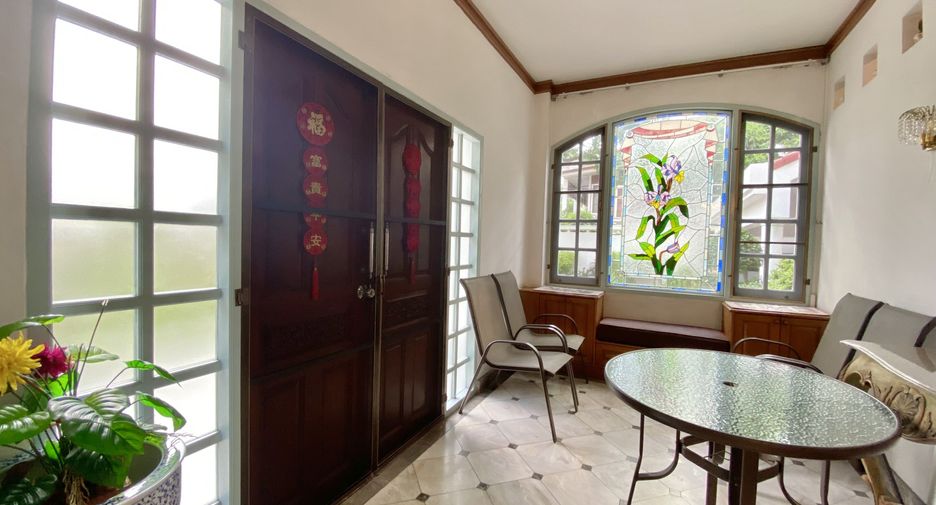 Haus zur Miete mit 4 Zimmer in Watthana, Bangkok