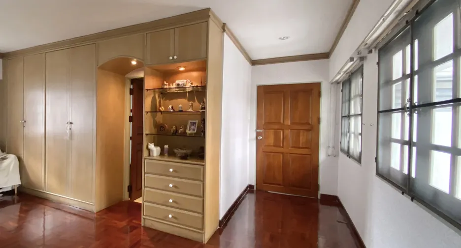 Haus zur Miete mit 4 Zimmer in Watthana, Bangkok