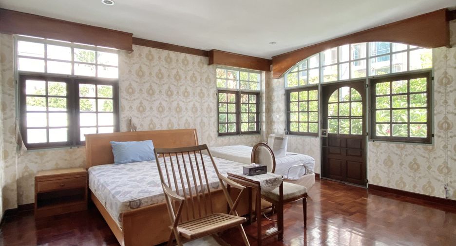 Haus zur Miete mit 4 Zimmer in Watthana, Bangkok