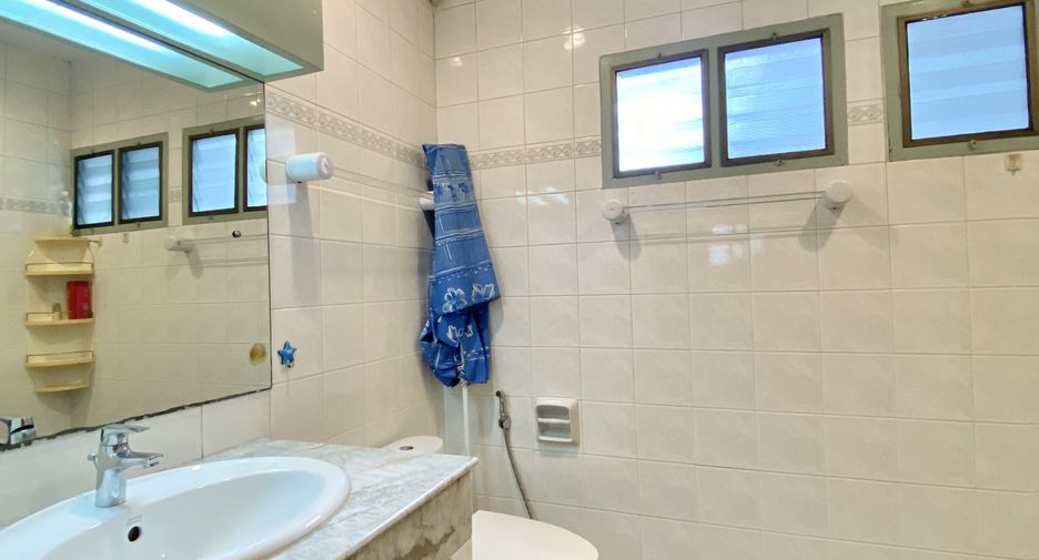 Haus zur Miete mit 4 Zimmer in Watthana, Bangkok