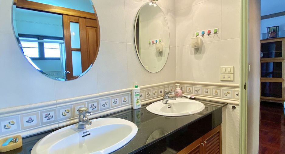Haus zur Miete mit 4 Zimmer in Watthana, Bangkok