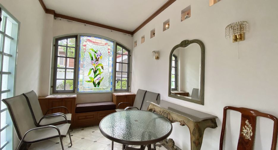 Haus zur Miete mit 4 Zimmer in Watthana, Bangkok