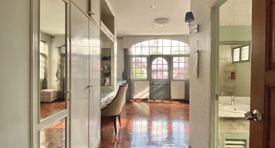 Haus zur Miete mit 4 Zimmer in Watthana, Bangkok