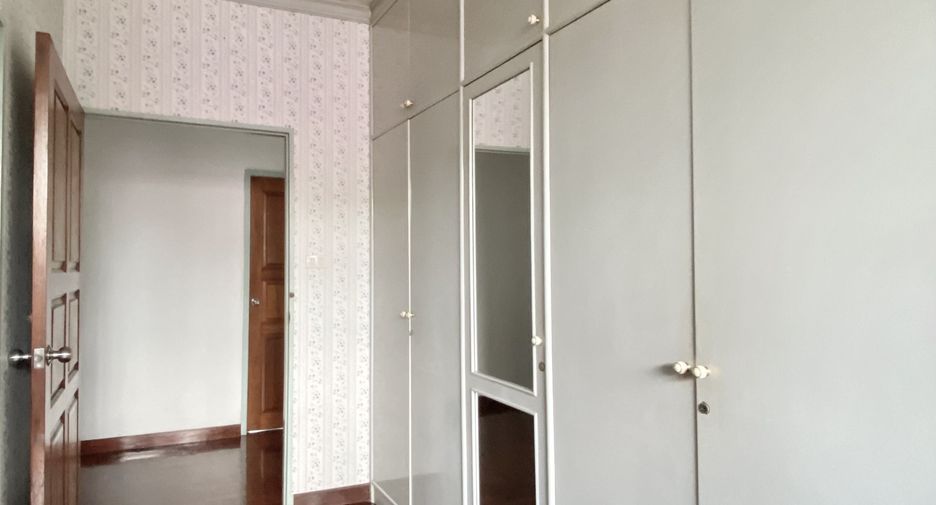 Haus zur Miete mit 4 Zimmer in Watthana, Bangkok