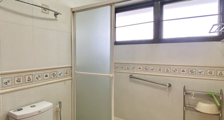 Haus zur Miete mit 4 Zimmer in Watthana, Bangkok